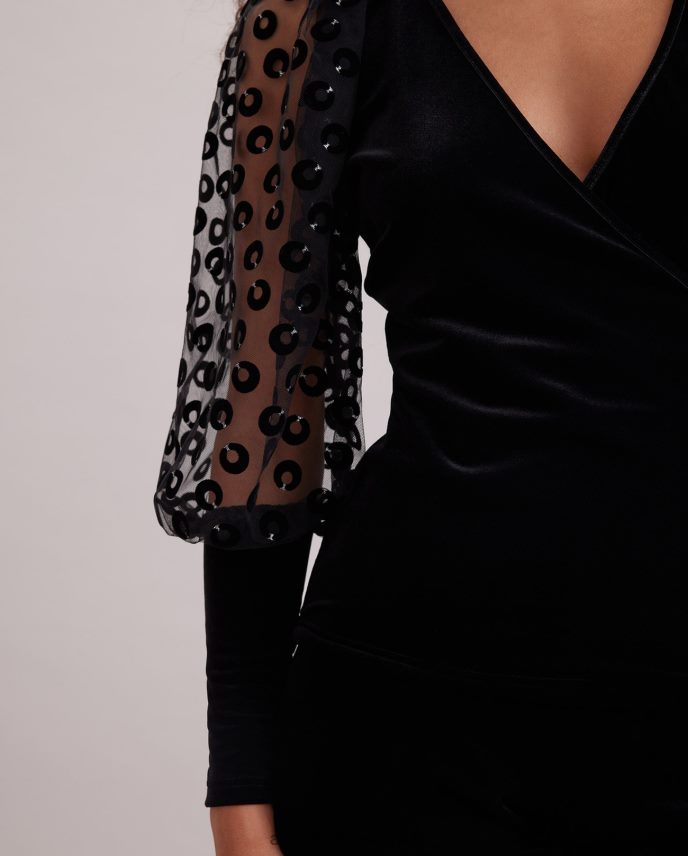 ropa es Anne Fontaine mujer top real top cruzado de terciopelo con mangas transparentes y voluminosas bordadas con círculos de terciopelo negro 646LTX286